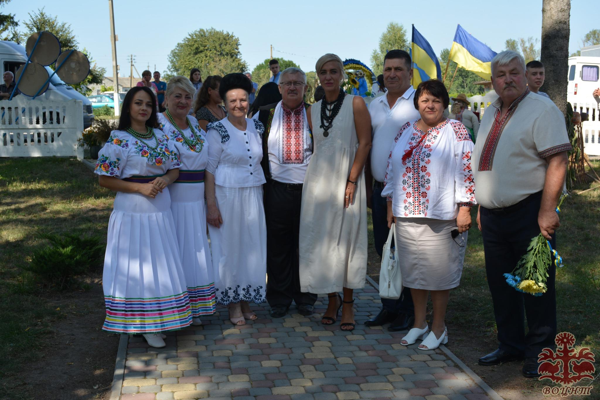 В селі Мирне Калинівської міської територіальної громади відбулося народне свято по збереженню та популяризації елемента нематеріальної культурної спадщини «Дідух. Технологія виплітання»