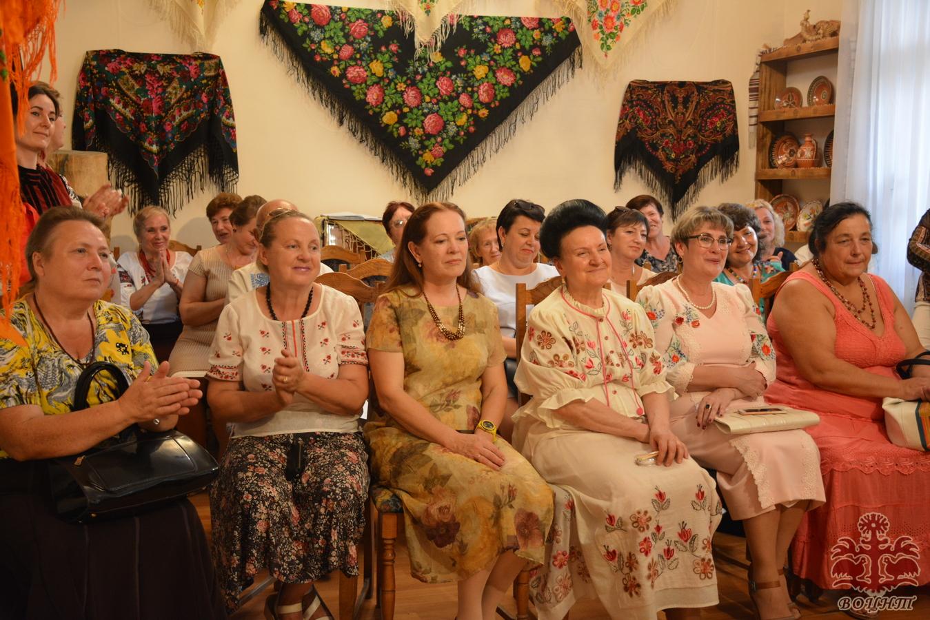 Виставка хусток