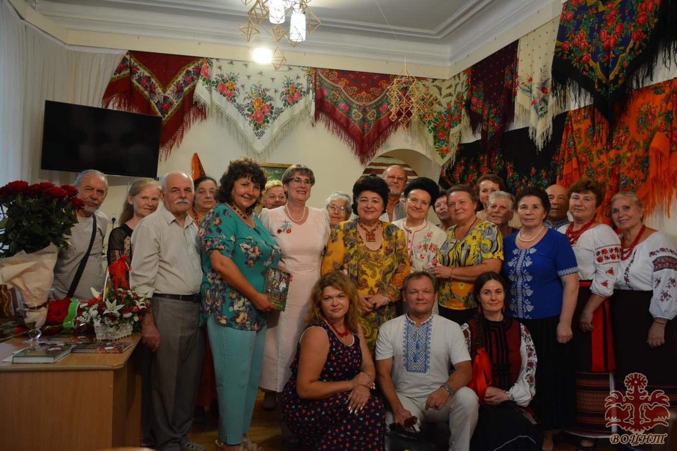 Виставка хусток