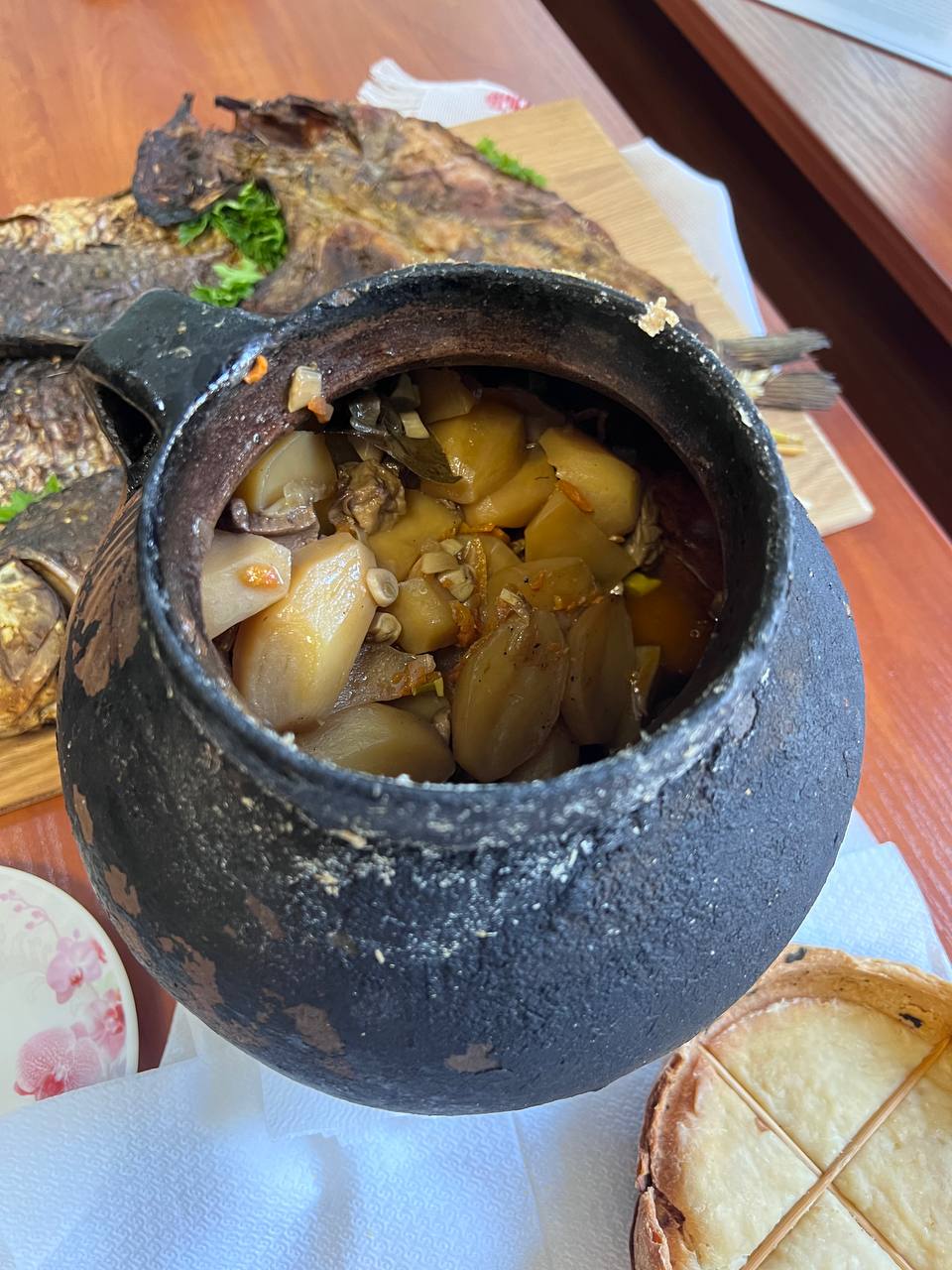 Традиція приготування запеченої картоплі з грибами в горщику села Наддністрянське